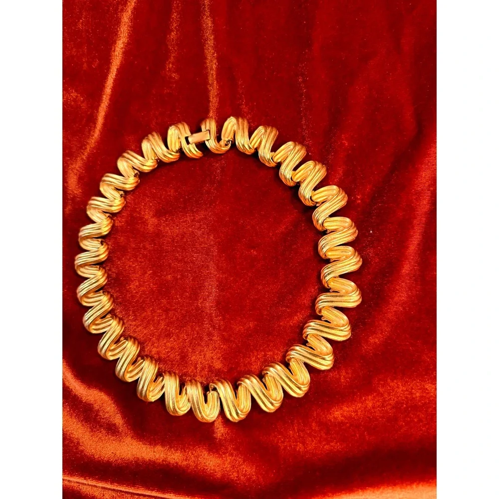 Gorgeous Vintage 1980's-90's Heavy Gold Tone Modern Runway Collar Necklace